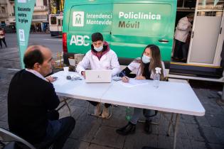 Jornada de vacunación contra la gripe en la explanada de la Intendencia de Montevideo