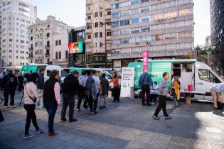 Jornada de vacunación contra la gripe en la explanada de la Intendencia de Montevideo