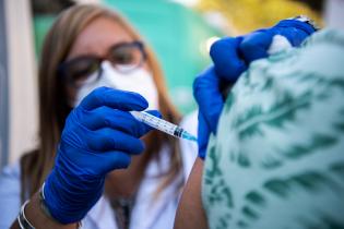 Jornada de vacunación contra la gripe en la explanada de la Intendencia de Montevideo