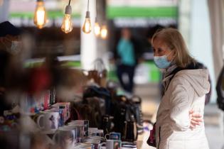 Feria de emprendimientos "Un regalo para mamá" en la explanada de la Intendencia