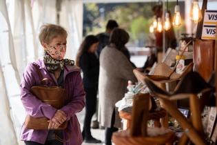 Feria de emprendimientos "Un regalo para mamá" en la explanada de la Intendencia