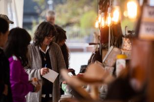 Feria de emprendimientos "Un regalo para mamá" en la explanada de la Intendencia