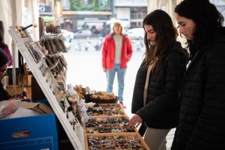 Feria de emprendimientos "Un regalo para mamá" en la explanada de la Intendencia