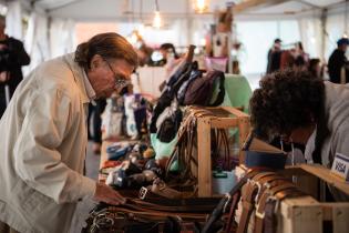 Feria de emprendimientos "Un regalo para mamá" en la explanada de la Intendencia