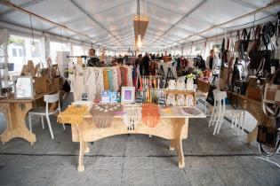 Feria de emprendimientos "Un regalo para mamá" en la explanada de la Intendencia