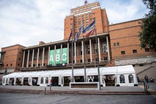 Feria de emprendimientos "Un regalo para mamá" en la explanada de la Intendencia