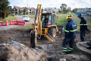 Avance de obras de saneamiento en rambla Tomás Berreta y Lido