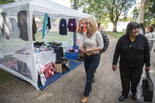 Visita a feria de pequeños emprendedores en plaza Lafone