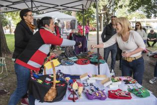 Visita a feria de pequeños emprendedores en plaza Lafone