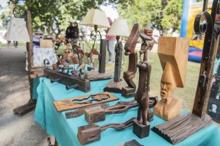 Feria de pequeños emprendedores en plaza Lafone