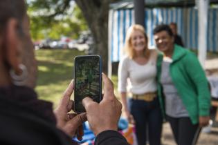 Visita a feria de pequeños emprendedores en plaza Lafone