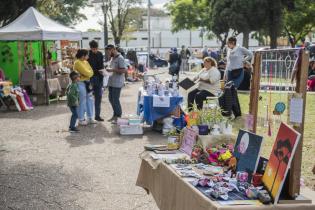 Feria de pequeños emprendedores en plaza Lafone