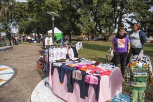 Feria de pequeños emprendedores en plaza Lafone