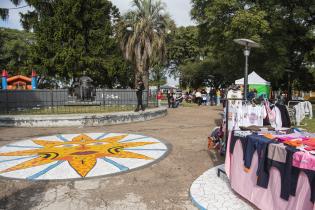 Feria de pequeños emprendedores en plaza Lafone