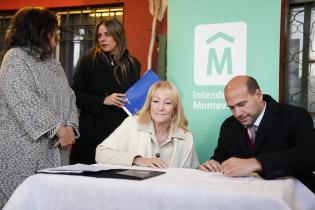 Firma de convenio entre la Intendencia de Montevideo y el MIDES en el marco del Programa Calle