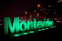 Cartel de bienvenida a la ciudad de Montevideo iluminado en el marco del Mes del Medio Ambiente