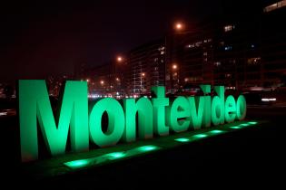 Cartel de bienvenida a la ciudad de Montevideo iluminado en el marco del Mes del Medio Ambiente Cartel de bienvenida a la ciudad de Montevideo iluminado en el marco del Mes del Medio Ambiente