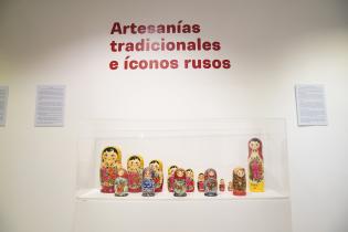 Inauguración de exposición de objetos de artesanía tradicional rusa e íconos ortodoxos en el MuHAr