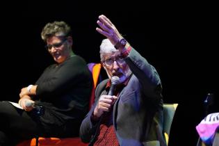 Conversatorio «Día internacional del orgullo LGBT+: el camino de la lucha» en el teatro Solís  