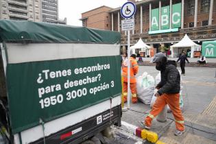 Campaña del abrigo en la explanada de la Intendencia de Montevideo