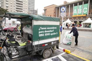 Campaña del abrigo en la explanada de la Intendencia de Montevideo