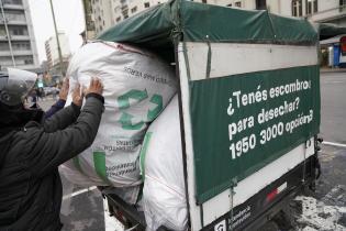 Campaña del abrigo en la explanada de la Intendencia de Montevideo