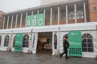 Feria de emprendimientos en la explanada de la Intendencia de Montevideo