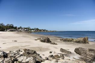 Jornada de limpieza en playa Santa Catalina en el marco del Día de la Tierra