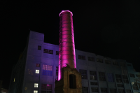 Iluminación de la chimenea del Parque Tecnológico Industrial del Cerro por Mes de la Diversidad  