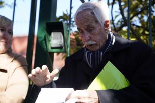 Instalación de placa en homenaje a Eduardo Galeano en el barrio Malvín Instalación de placa en homenaje a Eduardo Galeano en el barrio Malvín