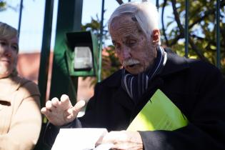 Instalación de placa en homenaje a Eduardo Galeano en el barrio Malvín