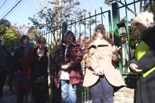 Instalación de placa en homenaje a Eduardo Galeano en el barrio Malvín