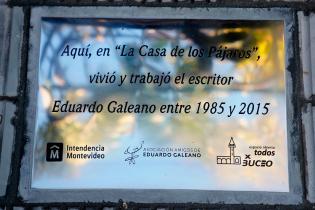 Instalación de placa en homenaje a Eduardo Galeano en el barrio Malvín