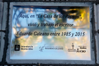 Instalación de placa en homenaje a Eduardo Galeano en el barrio Malvín