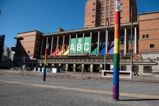 Intervención en la explanada de la Intendencia de Montevideo en el marco del Mes de la Diversidad