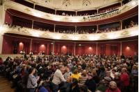 Función de estreno de &quot;Esperando la carroza&quot; por la Comedia Nacional en el teatro Macció de San José