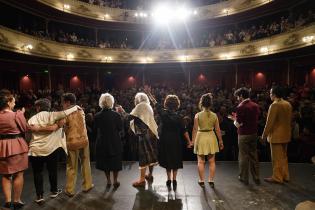 Función de estreno de "Esperando la carroza" por la Comedia Nacional en el teatro Macció de San José Función de estreno de "Esperando la carroza" por la Comedia Nacional en el teatro Macció de San José