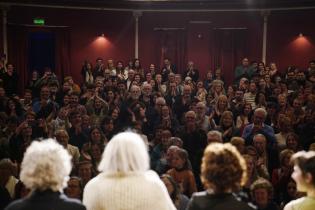 Función de estreno de "Esperando la carroza" por la Comedia Nacional en el teatro Macció de San José Función de estreno de "Esperando la carroza" por la Comedia Nacional en el teatro Macció de San José