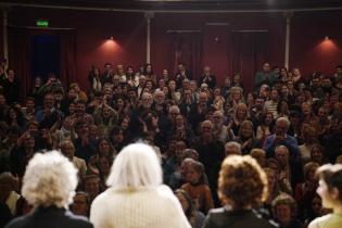 Función de estreno de "Esperando la carroza" por la Comedia Nacional en el teatro Macció de San José