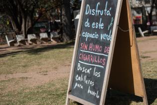 Recipiente para colillas de cigarrillos en el parque Villa Dolores