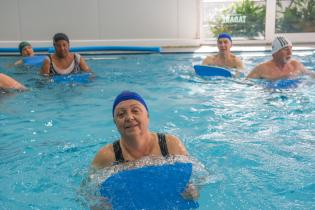 Clase de hidrogimnasia para personas mayores en el Club Tabaré, 05 de octubre de 2022