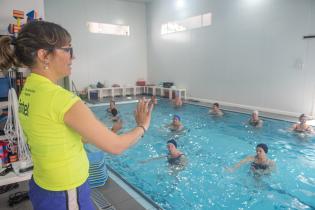 Clase de hidrogimnasia para personas mayores en el Club Tabaré, 05 de octubre de 2022