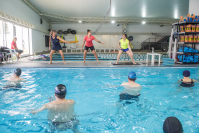 Clase de hidrogimnasia para personas mayores en el Club Tabaré, 05 de octubre de 2022