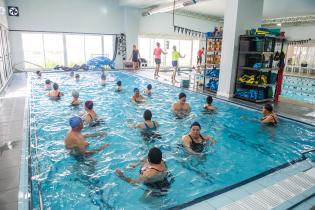 Clase de hidrogimnasia para personas mayores en el Club Tabaré, 05 de octubre de 2022