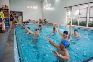 Clase de hidrogimnasia para personas mayores en el Club Tabaré, 05 de octubre de 2022