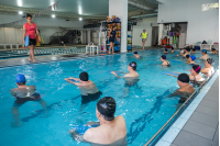 Clase de hidrogimnasia para personas mayores en el Club Tabaré, 05 de octubre de 2022