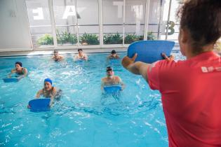 Clase de hidrogimnasia para personas mayores en el Club Tabaré, 05 de octubre de 2022