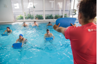 Clase de hidrogimnasia para personas mayores en el Club Tabaré, 05 de octubre de 2022