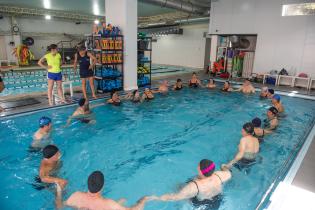 Clase de hidrogimnasia para personas mayores en el Club Tabaré, 05 de octubre de 2022