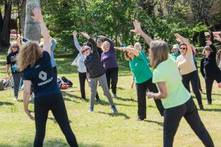 Clase de gimnasia para personas mayores en el Espacio Barradas, 5 de octubre de 2022